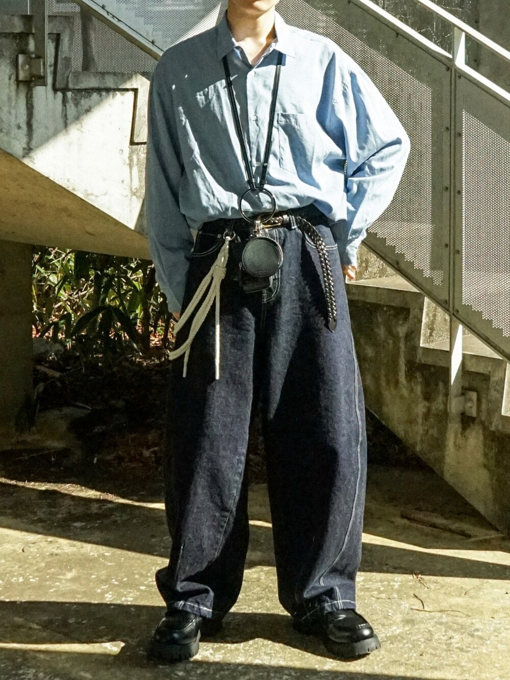 ブルー系のシャツ/ブラウス、ブルー系のデニムパンツ、ブラック系のショルダーバッグを着用したメンズの春コーディネートの5枚目の写真