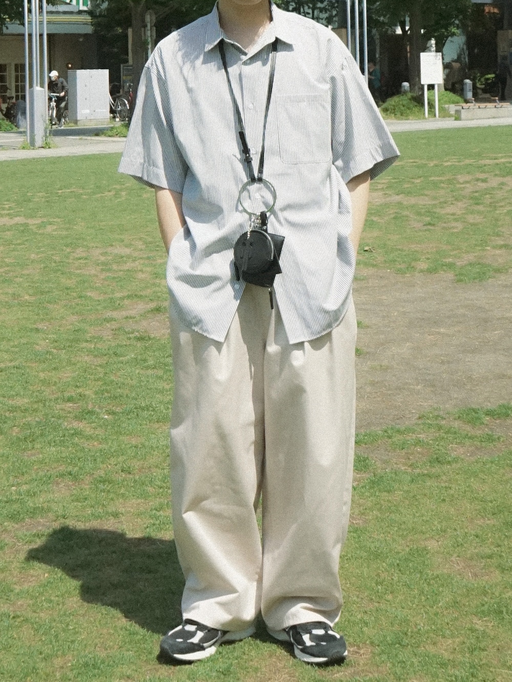 ブルー系のシャツ/ブラウス、ベージュ系のその他パンツ、ブラック系のショルダーバッグを着用したメンズの夏コーディネートの5枚目の写真
