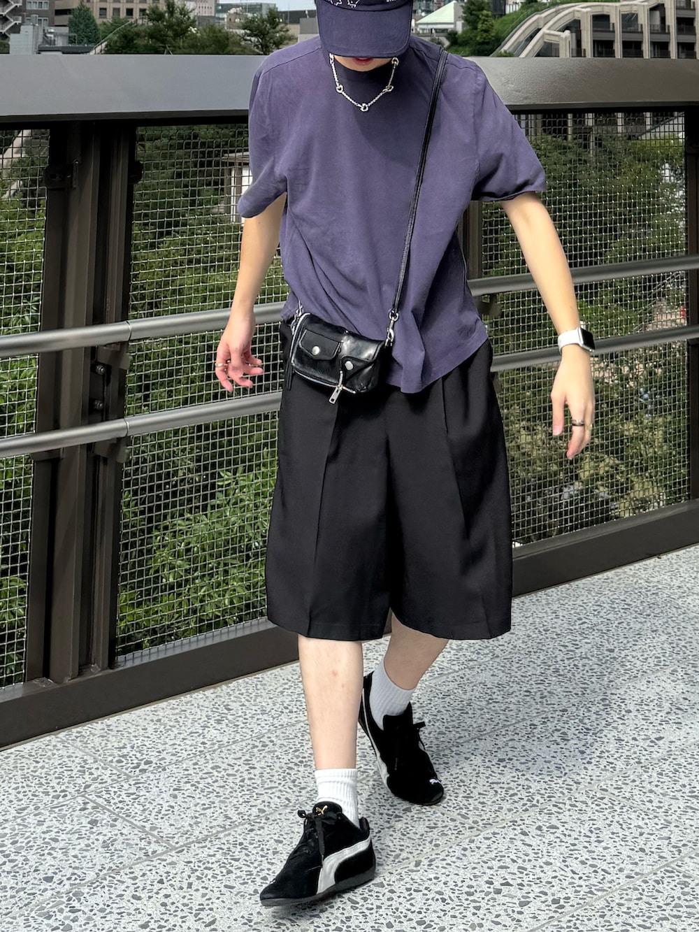 ブルー系のTシャツ/カットソー、ブラック系のその他パンツ、ブラック系のスニーカーを着用したメンズの夏コーディネートの4枚目の写真