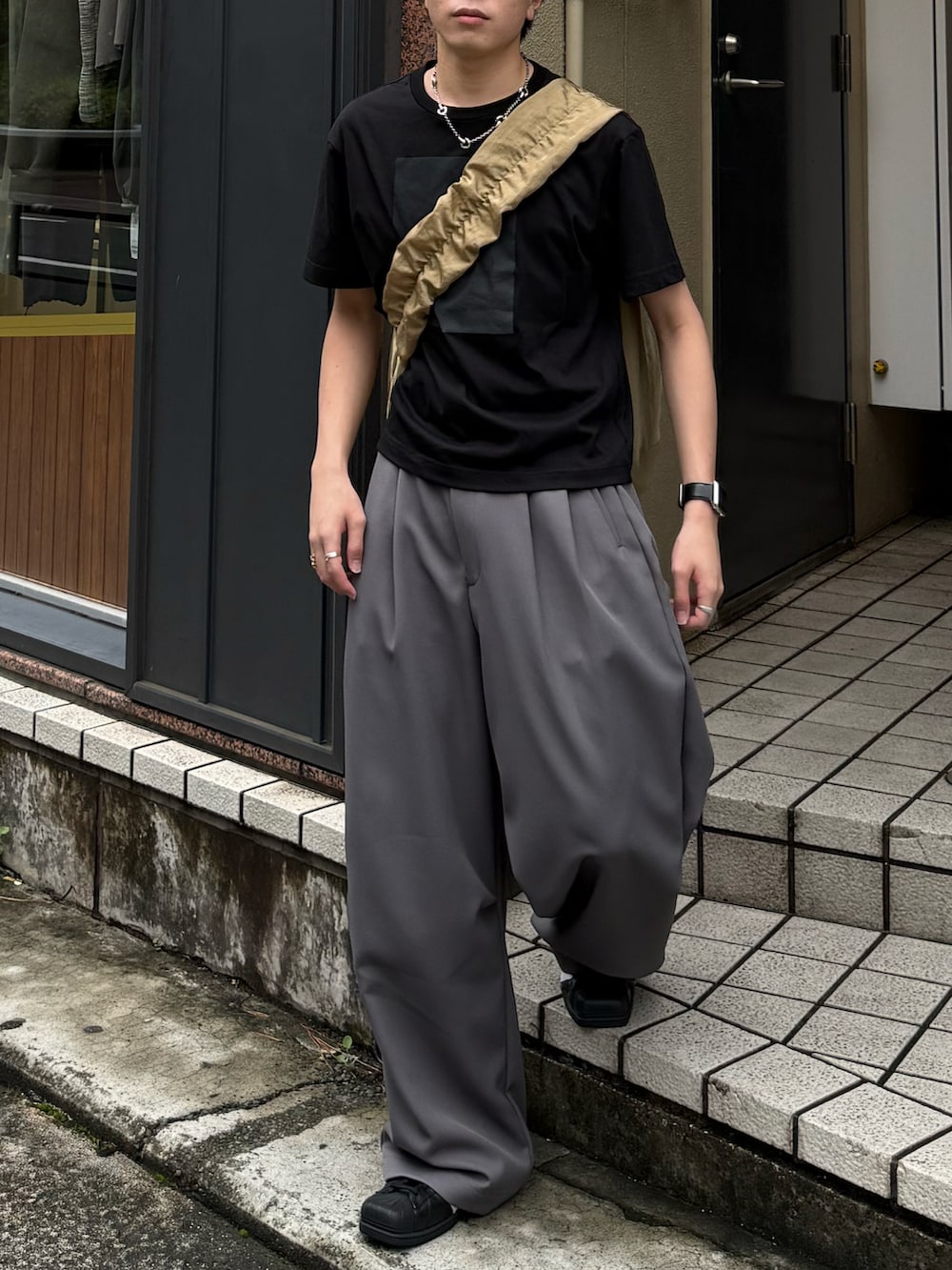 その他のTシャツ/カットソー、グレー系のパンツ、ベージュ系のショルダーバッグを着用したメンズの夏コーディネートの3枚目の写真