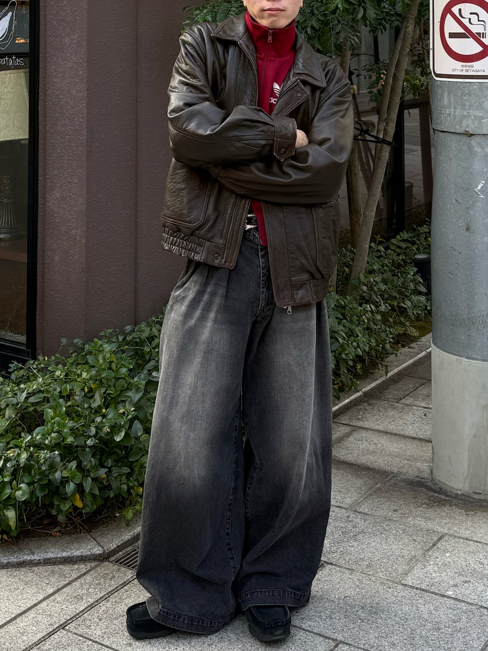 レッド系のその他トップス、ブラウン系のブルゾン、ブラック系のデニムパンツを着用したメンズの冬コーディネートの5枚目の写真