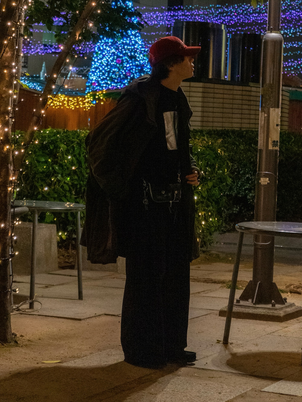 ホワイト系のスウェット、ブラック系のスウェットパンツ、グリーン系のブルゾンを着用したメンズの秋コーディネートの2枚目の写真