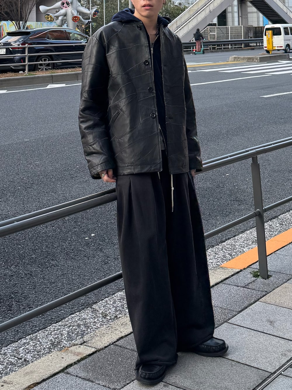 ブラック系のジャケット/アウター、ブルー系のブルゾン、ブラック系のスウェットパンツを着用したメンズの春コーディネートの3枚目の写真