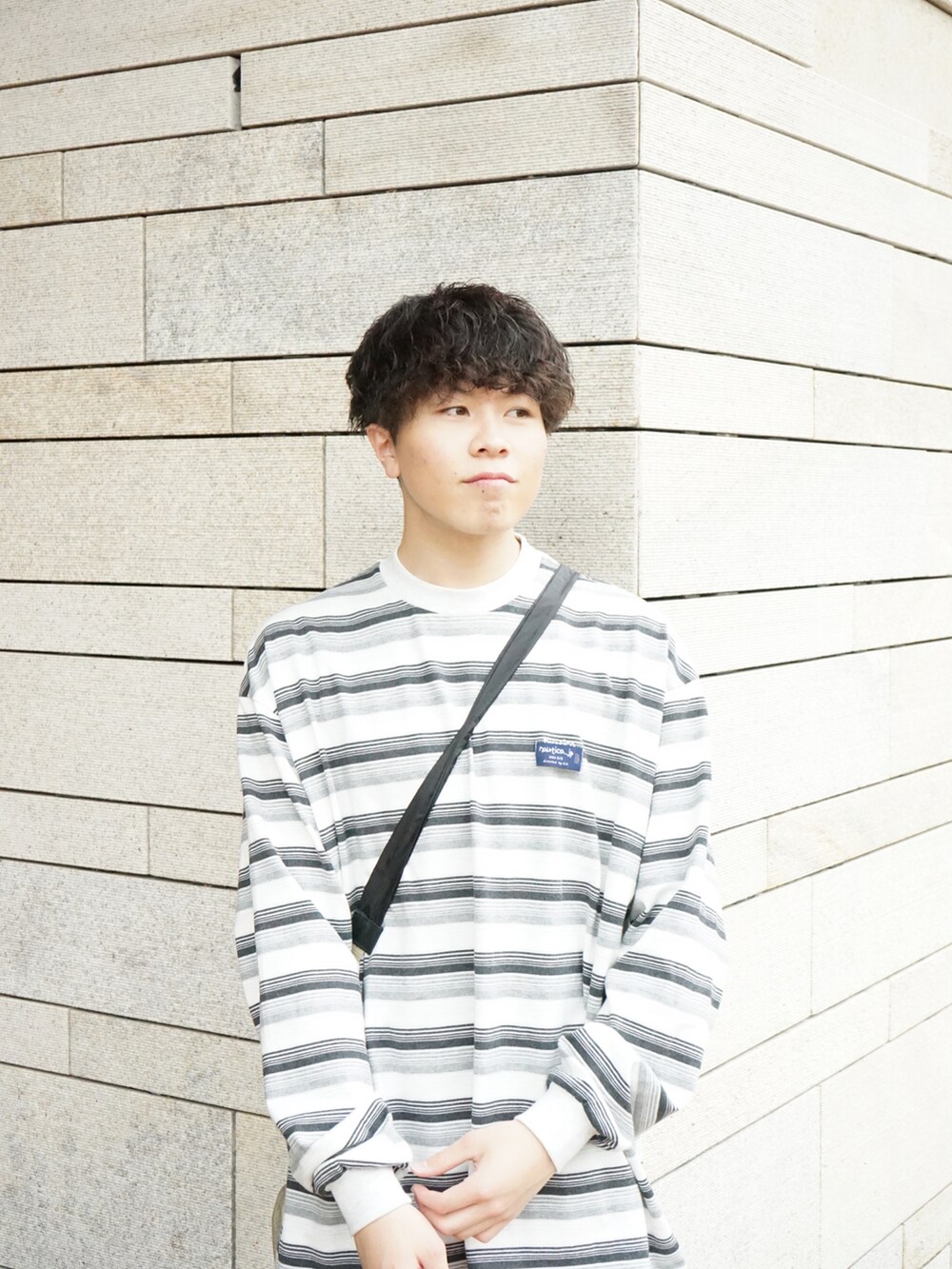 グレー系のTシャツ/カットソー、グリーン系のサロペット/オーバーオール、ベージュ系のショルダーバッグを着用したメンズの春コーディネートの4枚目の写真