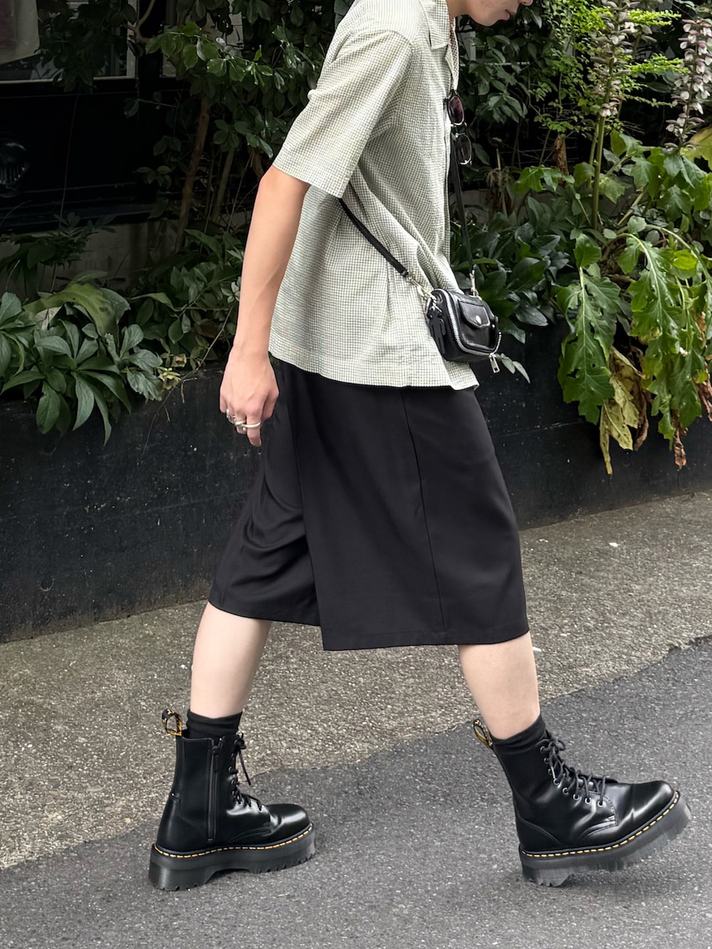 グリーン系のシャツ/ブラウス、ブラック系のその他パンツ、ブラック系のブーツを着用したメンズの夏コーディネートの3枚目の写真