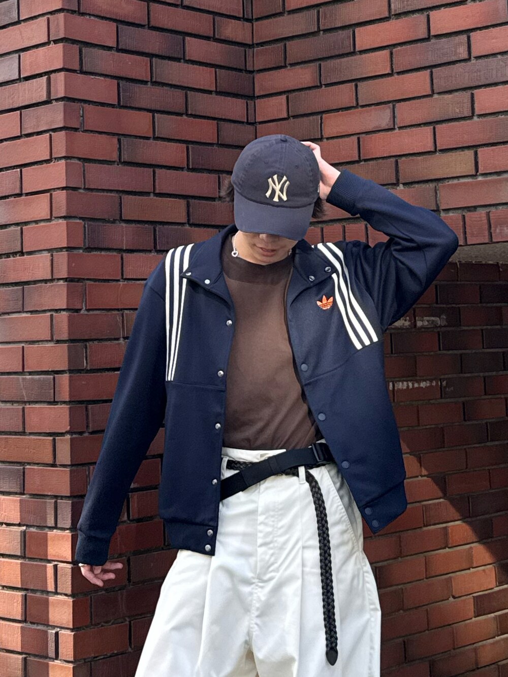 ブラウン系のTシャツ/カットソー、ブルー系のジャージ、ホワイト系のその他パンツを着用したメンズの春コーディネートの3枚目の写真