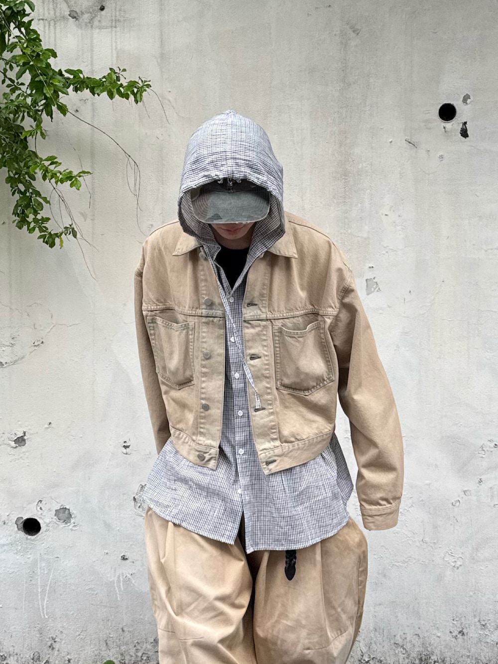 ベージュ系のデニムジャケット、ホワイト系のシャツ/ブラウス、ベージュ系のチノパンツを着用したメンズの春コーディネートの4枚目の写真