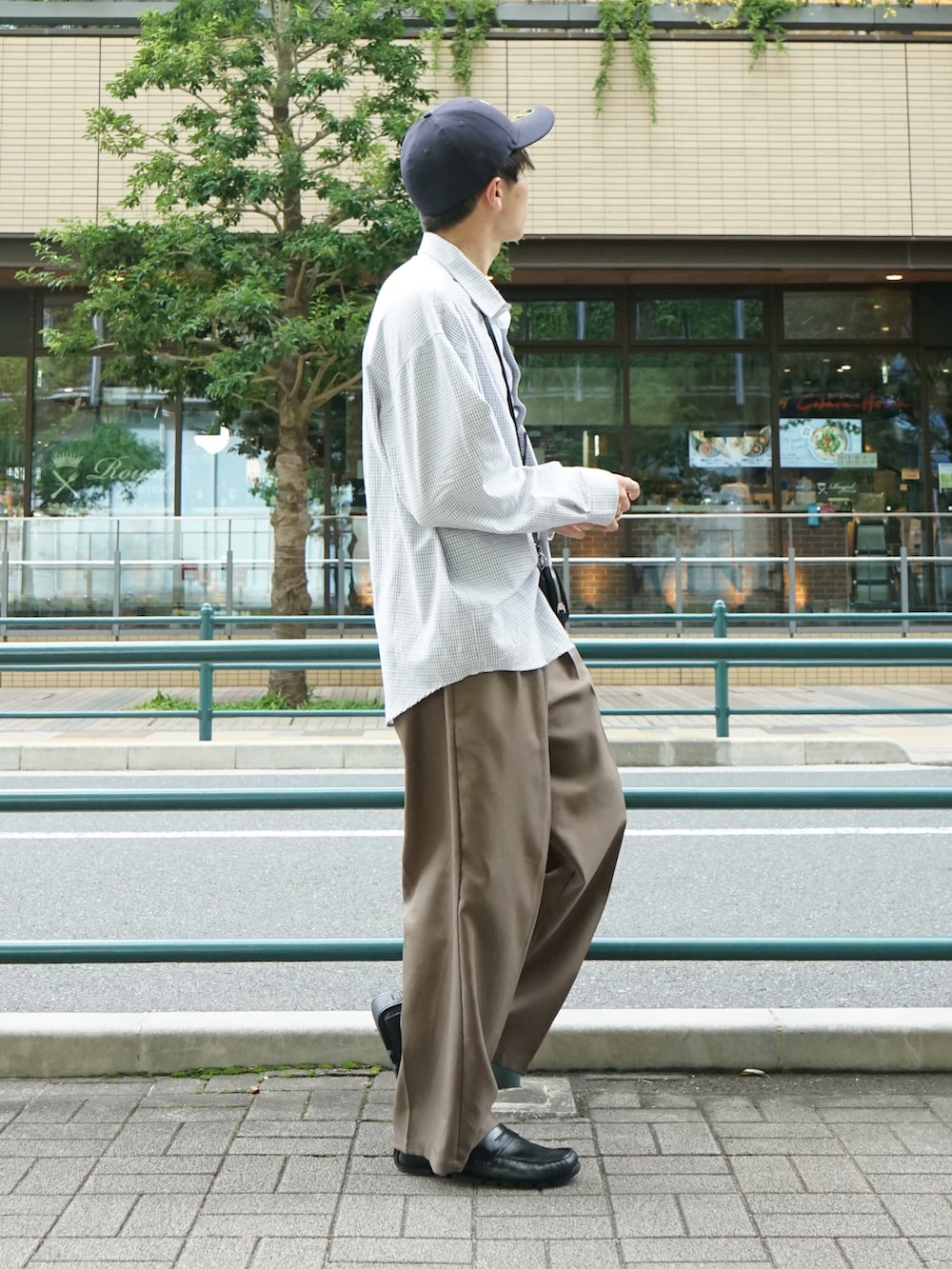 ブラック系のシャツ/ブラウス、ブラウン系のスラックス、ブラック系のショルダーバッグを着用したメンズの秋コーディネートの2枚目の写真