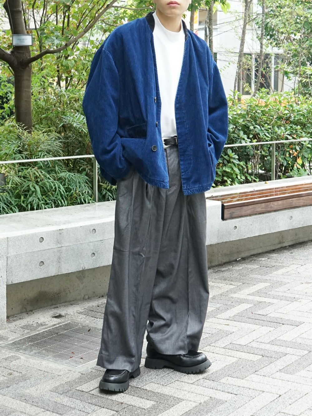 ブルー系のテーラードジャケット、グレー系のスラックス、ブラック系のローファーを着用したメンズの秋コーディネートの5枚目の写真