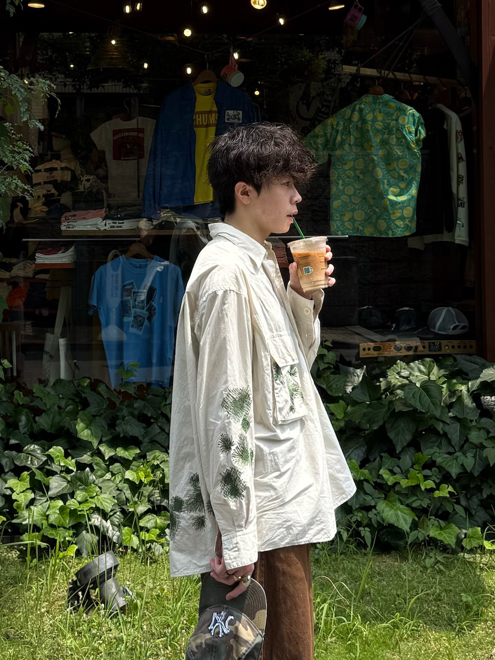 ブラウン系のデニムパンツ、ブラウン系のブーツ、ホワイト系のシャツ/ブラウスを着用したメンズの夏コーディネートの3枚目の写真