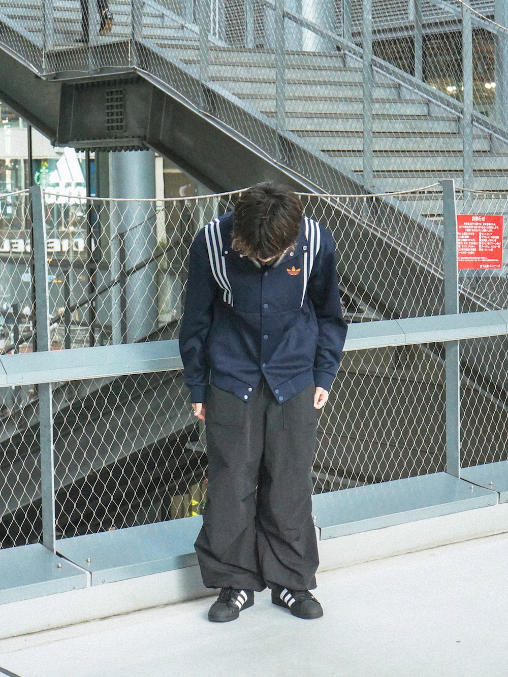 ブルー系のジャージ、ブラック系のその他パンツ、ブラック系のスニーカーを着用したメンズの秋コーディネートの3枚目の写真