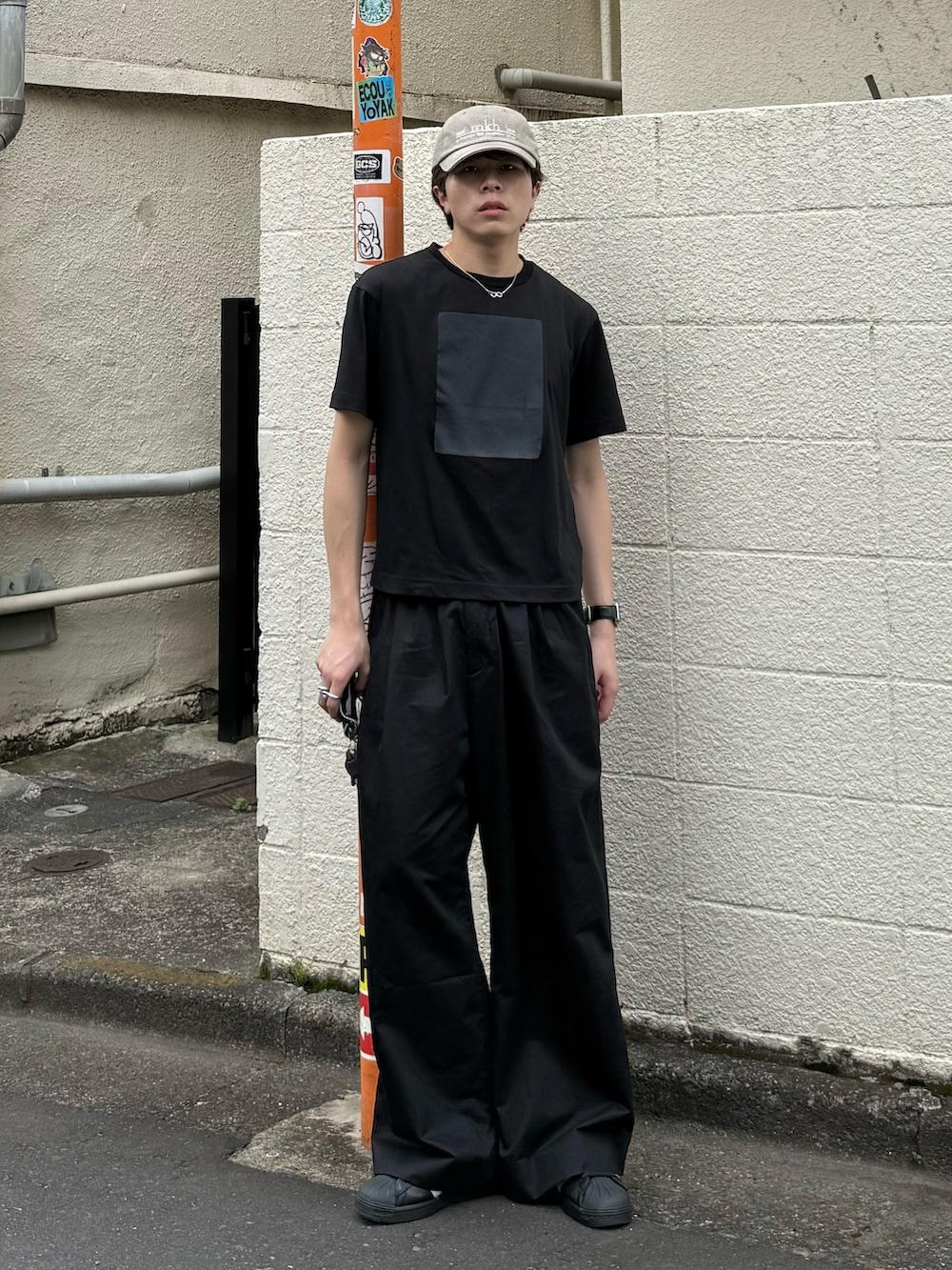 その他のTシャツ/カットソー、ブラック系のその他パンツ、ブラック系のスニーカーを着用したメンズの夏コーディネートの3枚目の写真
