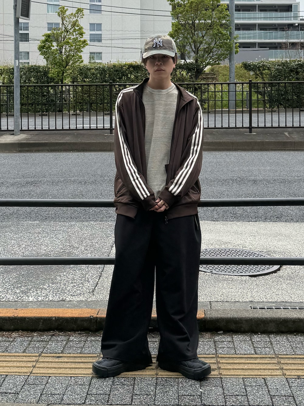 ブラウン系のジャージ、グレー系のTシャツ/カットソー、ブラック系のスラックスを着用したメンズの春コーディネートの2枚目の写真