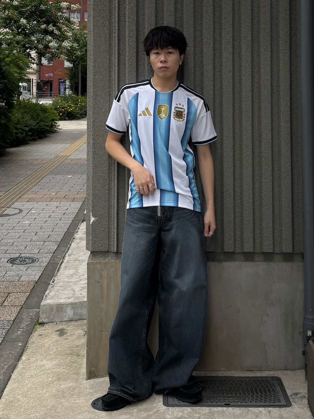 ホワイト系のTシャツ/カットソー、ブルー系のデニムパンツ、ブラック系のモカシン/デッキシューズを着用したメンズの夏コーディネートの2枚目の写真
