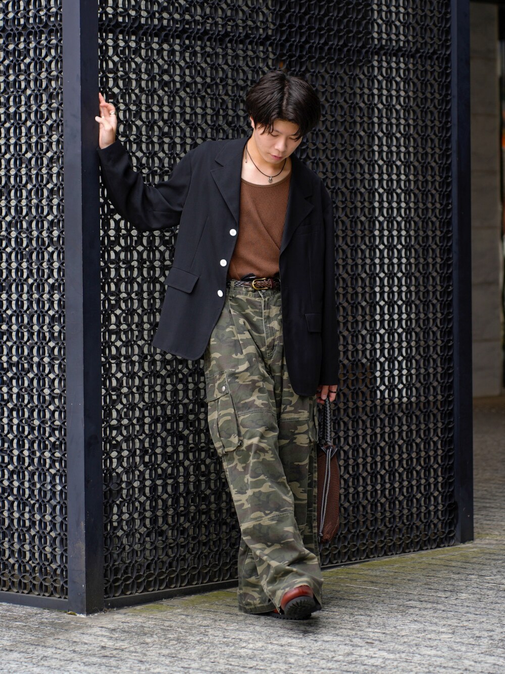 ブラック系のテーラードジャケット、ブラウン系のタンクトップ、その他のカーゴパンツを着用したメンズの夏コーディネートの2枚目の写真