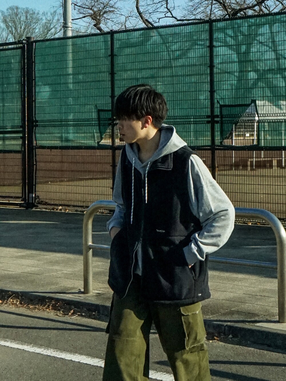 ブルー系のその他アウター、グレー系のパーカー、グリーン系のカーゴパンツを着用したメンズの冬コーディネートの4枚目の写真