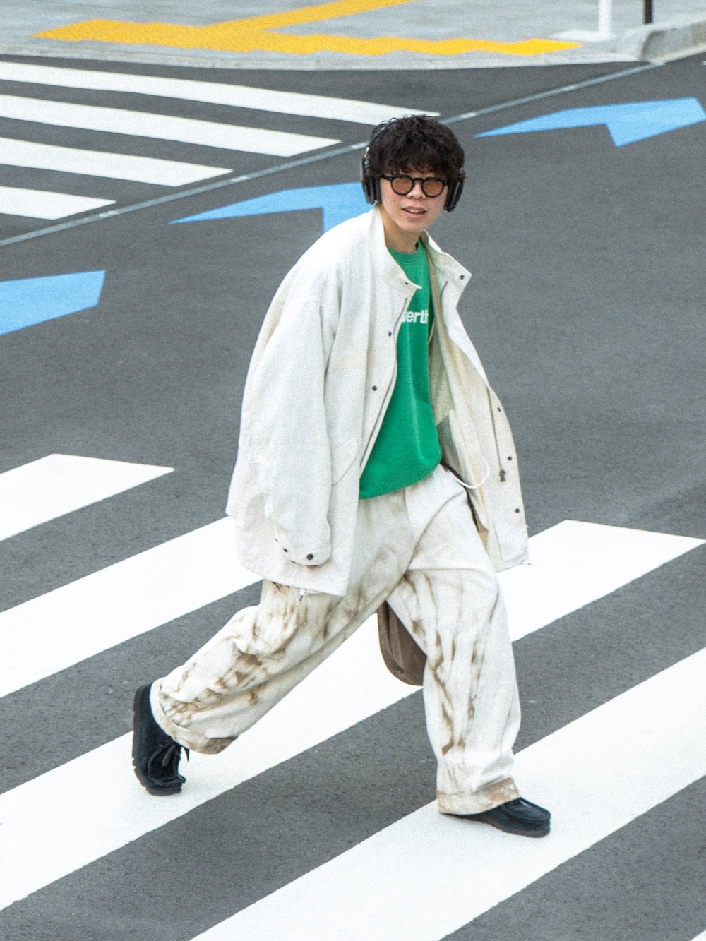 ベージュ系のシャツ/ブラウス、グリーン系のスウェット、ベージュ系のその他パンツを着用したメンズの春コーディネートの2枚目の写真