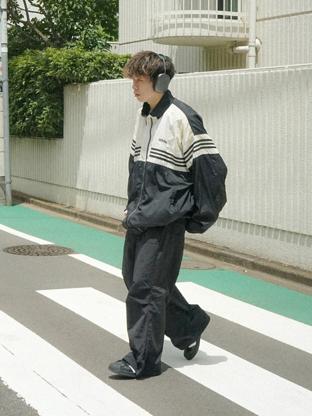 ブラック系のその他パンツ、ブラック系のスニーカー、ブルー系のその他を着用したメンズの夏コーディネートの2枚目の写真