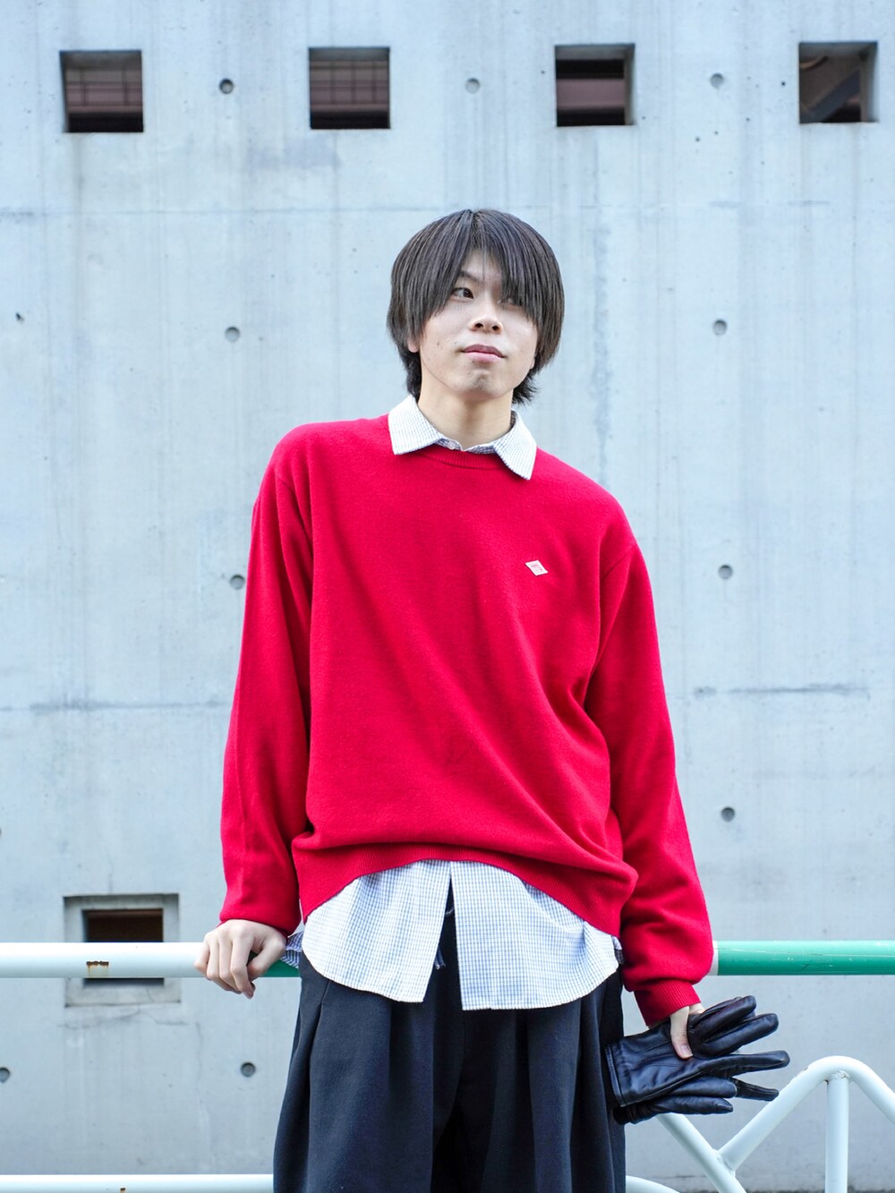 レッド系のニット/セーター、ホワイト系のシャツ/ブラウス、ブラック系のスウェットパンツを着用したメンズの冬コーディネートの4枚目の写真