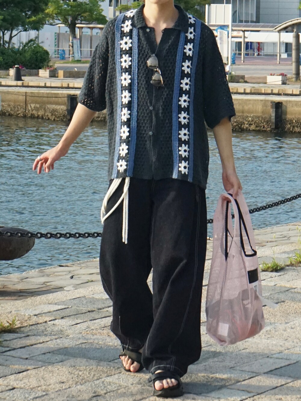ブルー系のシャツ/ブラウス、ブルー系のデニムパンツ、ピンク系のトートバッグを着用したメンズの夏コーディネートの5枚目の写真