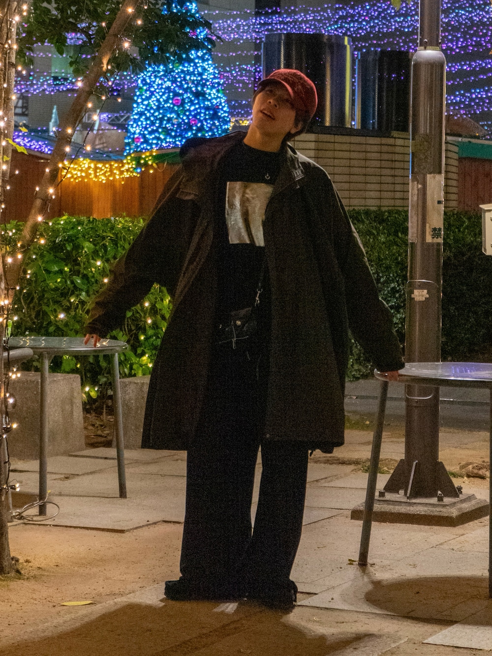 ホワイト系のスウェット、ブラック系のスウェットパンツ、グリーン系のブルゾンを着用したメンズの秋コーディネートの3枚目の写真