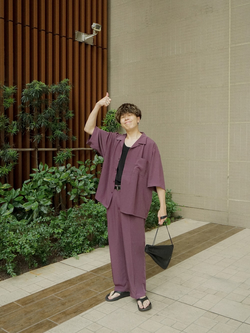 レッド系のシャツ/ブラウス、レッド系のスラックス、ブラック系のショルダーバッグを着用したメンズの夏コーディネートの3枚目の写真