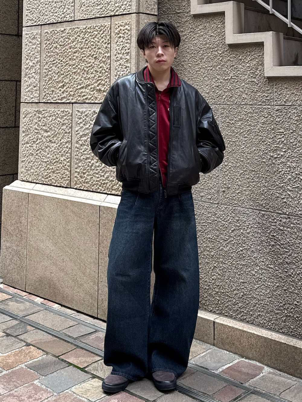 レッド系のその他トップス、ブラウン系のMA-1、ブルー系のデニムパンツを着用したメンズの冬コーディネートの2枚目の写真