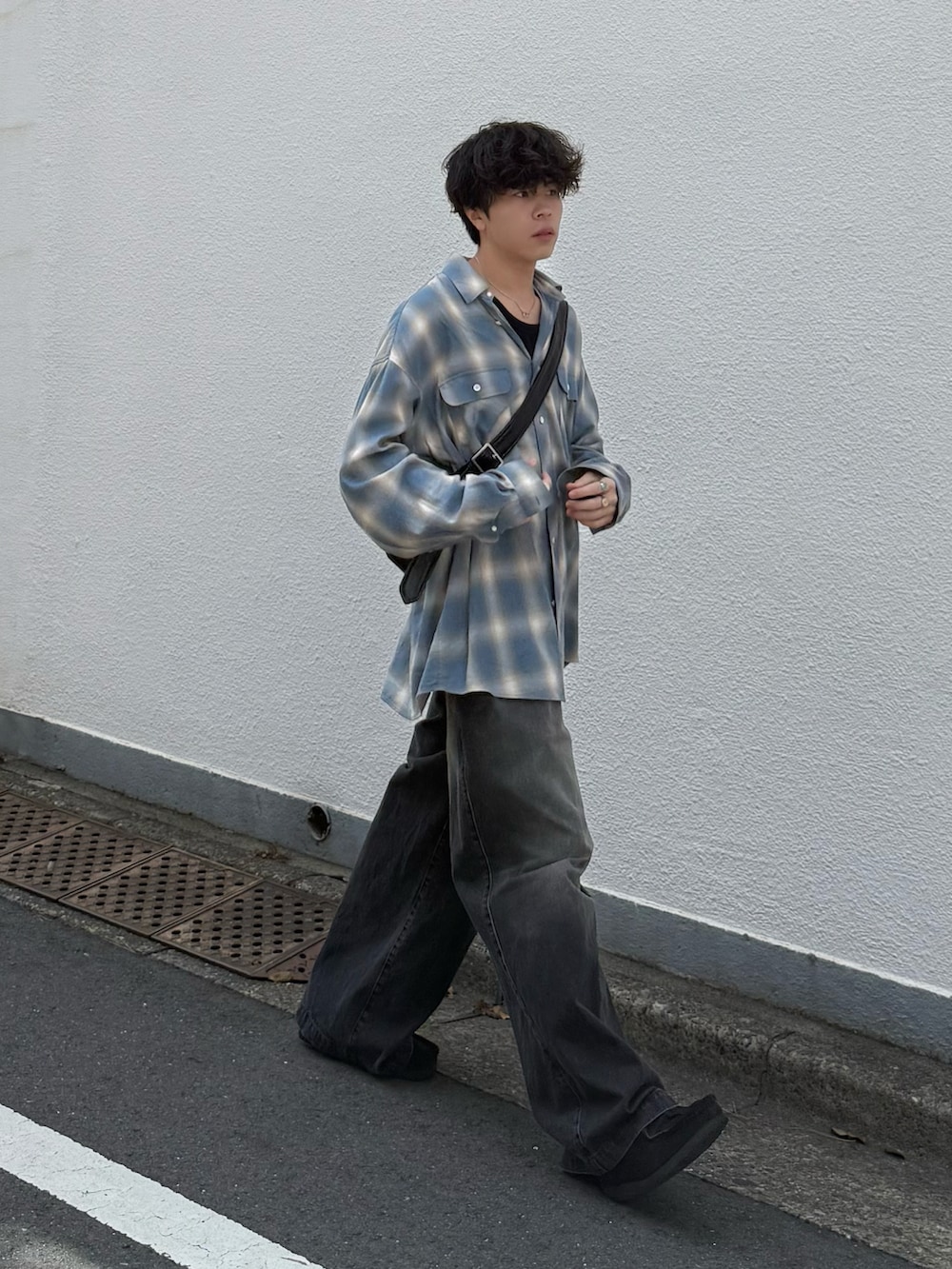 ブルー系のシャツ/ブラウス、ブルー系のタンクトップ、ブラック系のショルダーバッグを着用したメンズの秋コーディネートの2枚目の写真