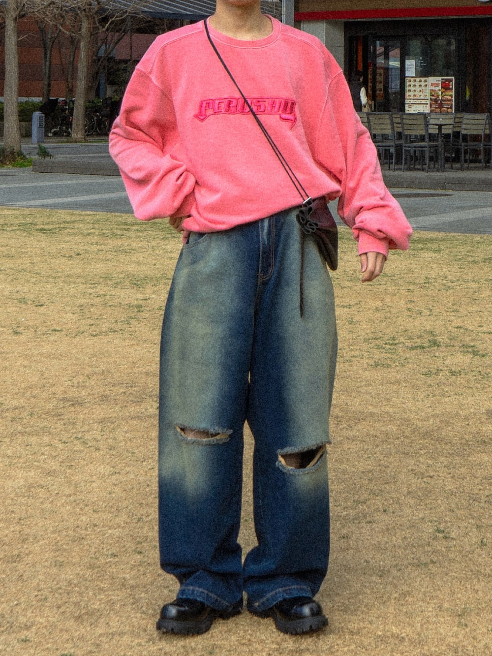 ピンク系のスウェット、ブルー系のデニムパンツ、ブラック系のショルダーバッグを着用したメンズの冬コーディネートの5枚目の写真