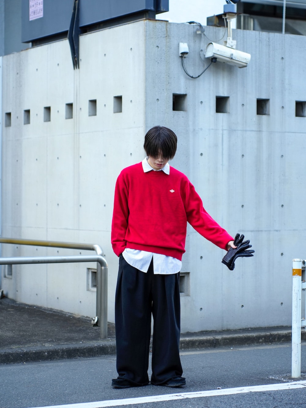 レッド系のニット/セーター、ホワイト系のシャツ/ブラウス、ブラック系のスウェットパンツを着用したメンズの冬コーディネートの3枚目の写真