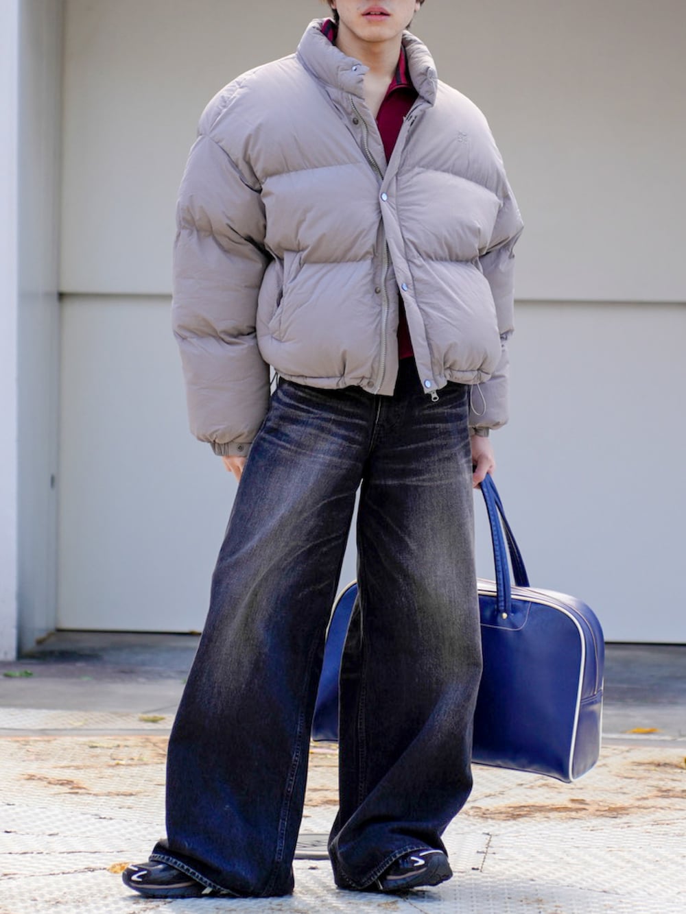 グレー系のダウンジャケット/コート、レッド系のその他トップス、ブラック系のデニムパンツを着用したメンズの秋コーディネートの5枚目の写真