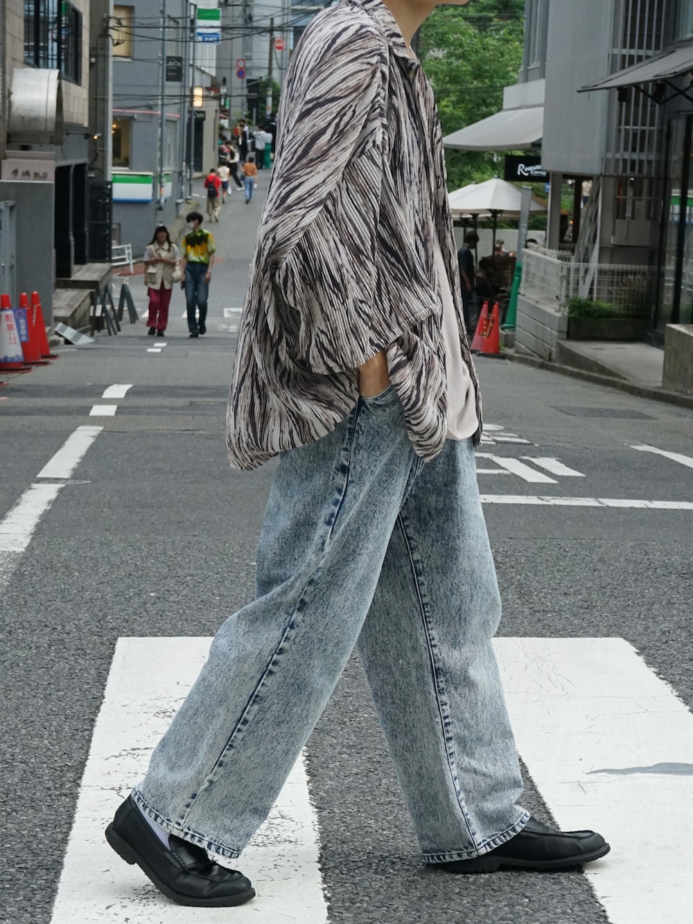 ベージュ系のシャツ/ブラウス、グレー系のタンクトップ、ブルー系のデニムパンツを着用したメンズの夏コーディネートの4枚目の写真