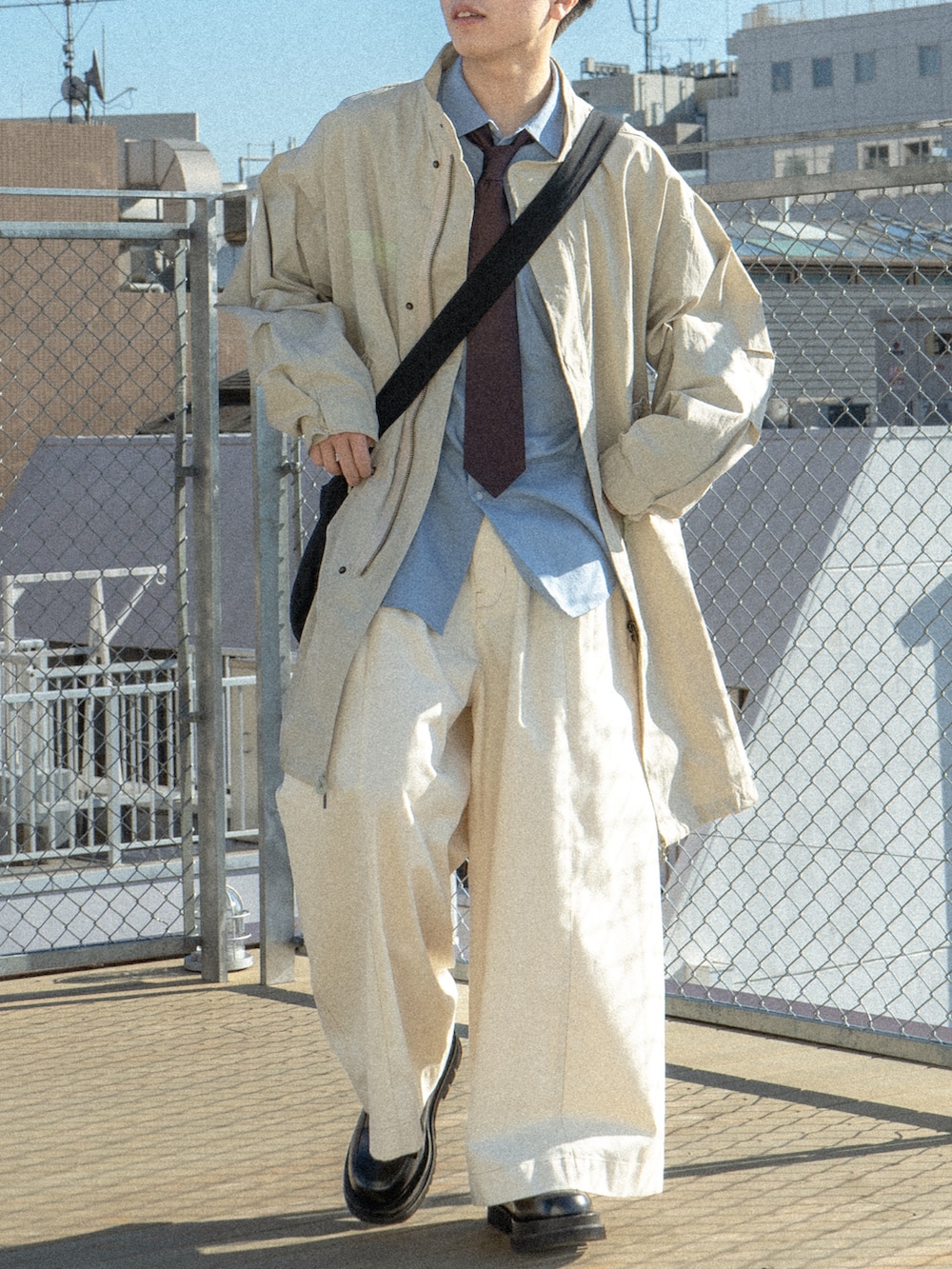 ベージュ系のモッズコート、ブルー系のスウェット、ホワイト系のその他パンツを着用したメンズの冬コーディネートの5枚目の写真