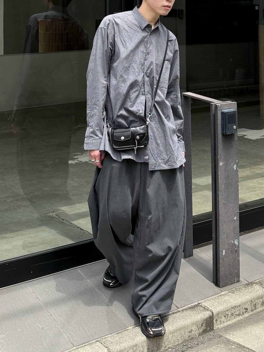 ブルー系のシャツ/ブラウス、グレー系のスラックス、ブラウン系のスニーカーを着用したメンズの夏コーディネートの3枚目の写真