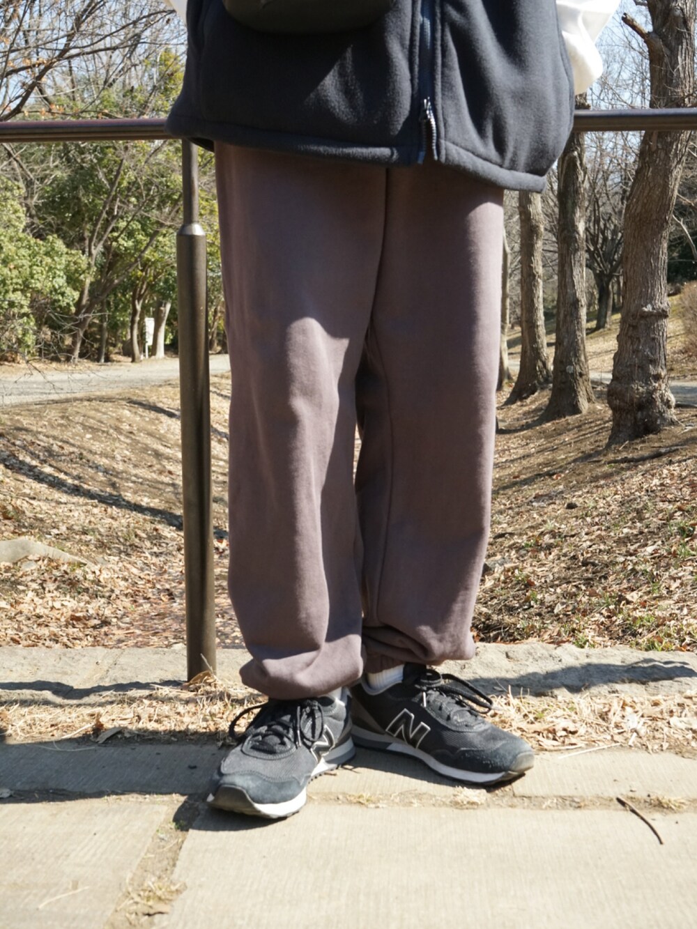 ブルー系のその他アウター、グレー系のスウェットパンツ、ブラック系のショルダーバッグを着用したメンズの春コーディネートの5枚目の写真