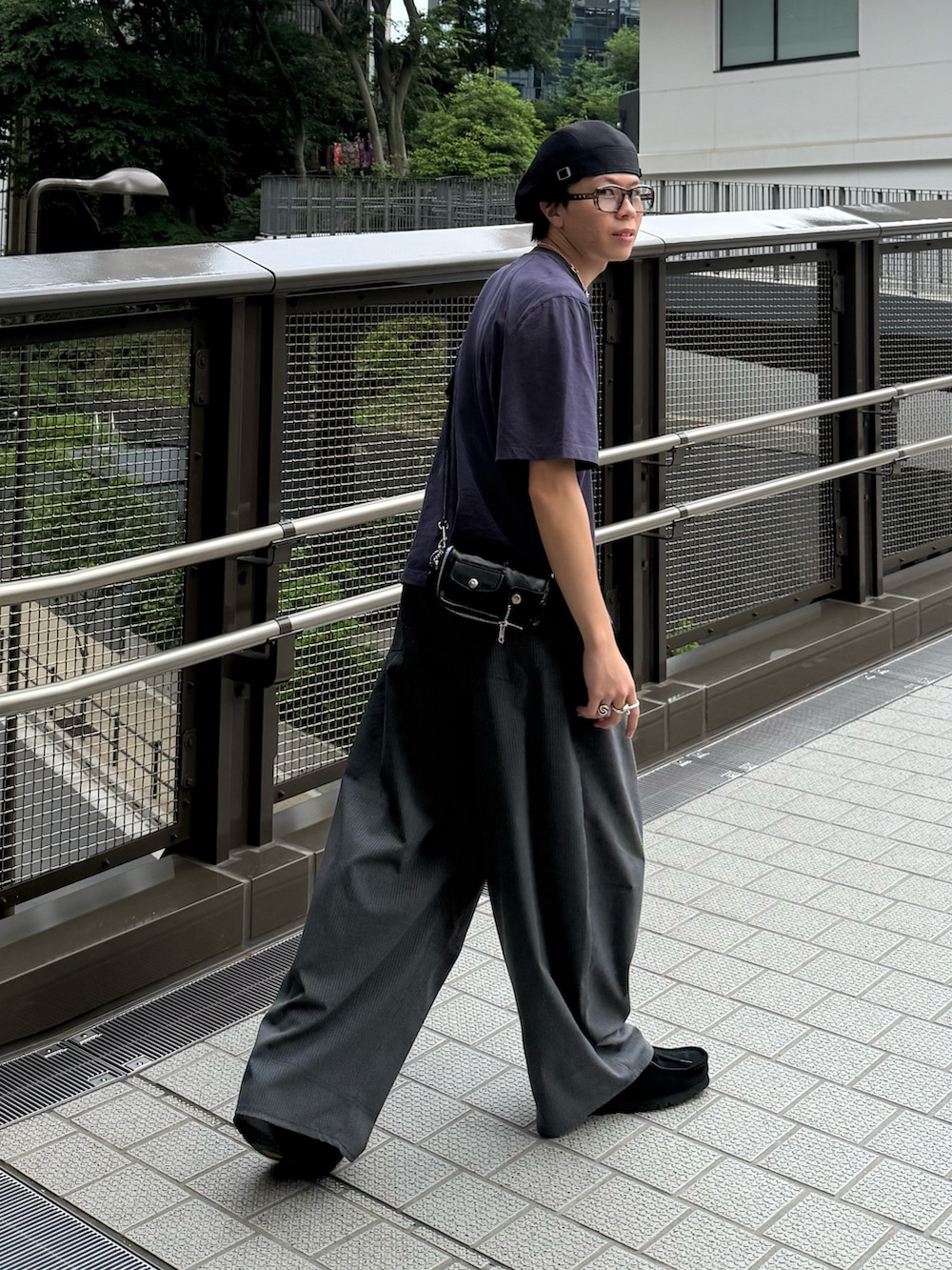 ブルー系のTシャツ/カットソー、グレー系のスラックス、ブラック系のその他シューズを着用したメンズの夏コーディネートの2枚目の写真