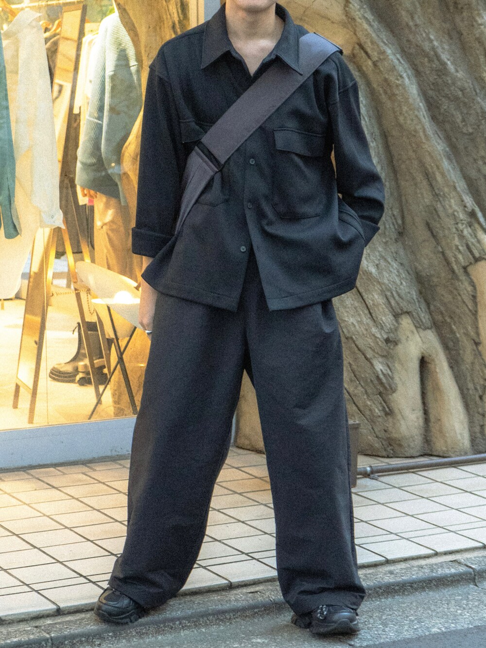 ブラック系のその他アウター、ブラック系のその他パンツ、グレー系のショルダーバッグを着用したメンズの秋コーディネートの5枚目の写真