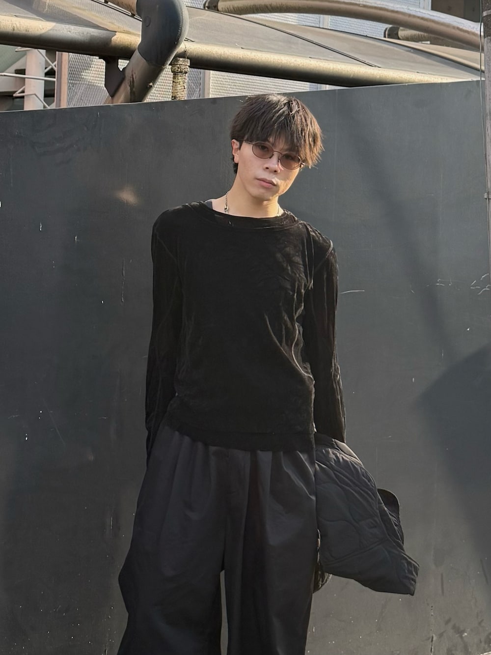 ブラック系のTシャツ/カットソー、ブラック系のその他パンツ、ブラック系のその他アウターを着用したメンズの春コーディネートの2枚目の写真