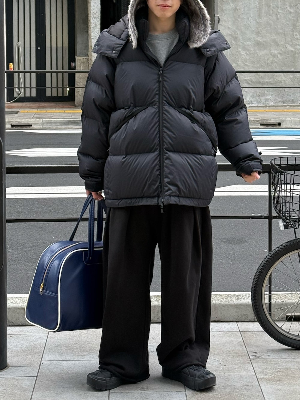 ブラック系のダウンジャケット/コート、グレー系のスウェット、ブラック系のスウェットパンツを着用したメンズの冬コーディネートの5枚目の写真