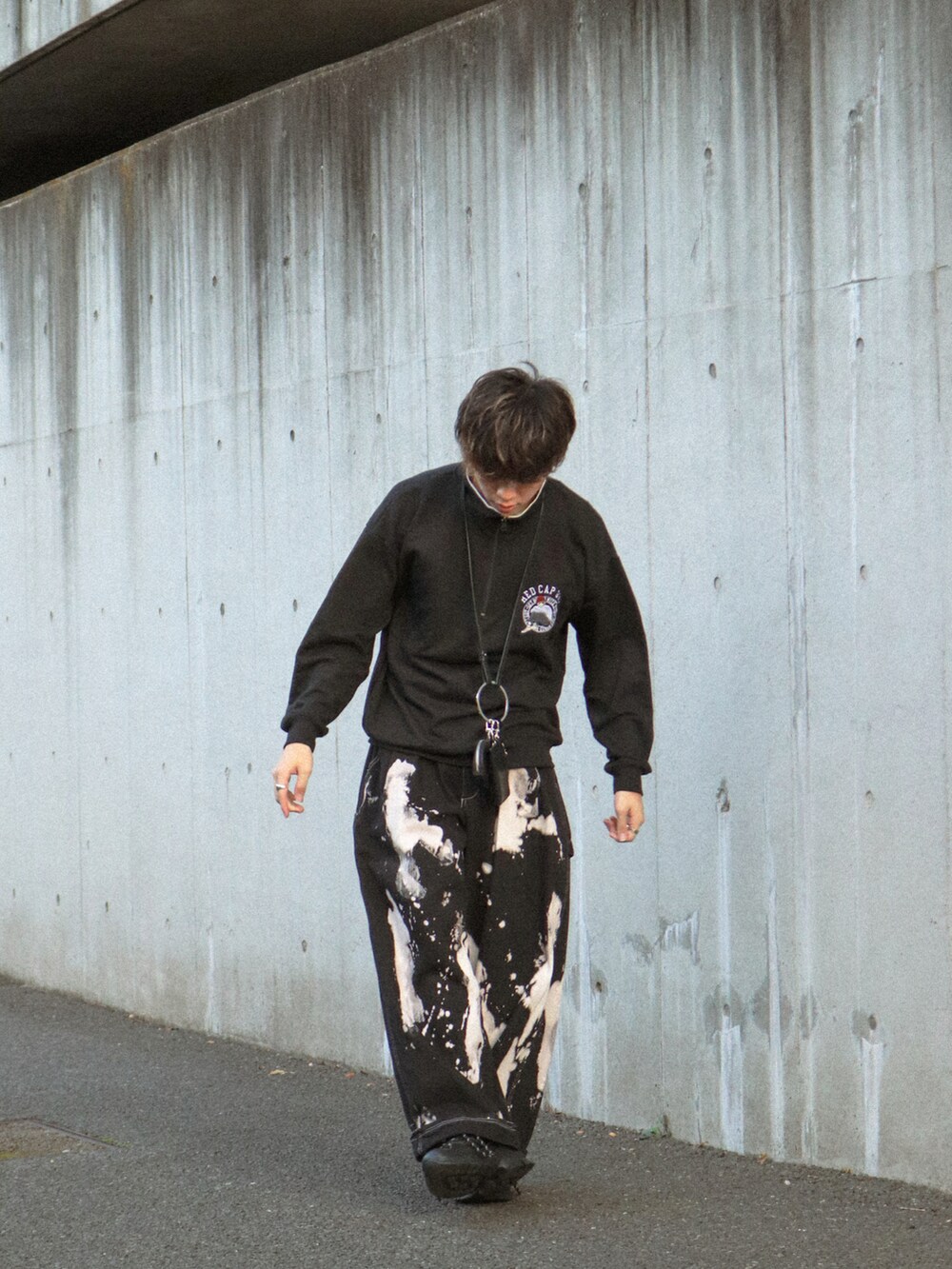 ブラック系のスウェット、ブラック系のその他パンツ、ブラック系のショルダーバッグを着用したメンズの秋コーディネートの3枚目の写真