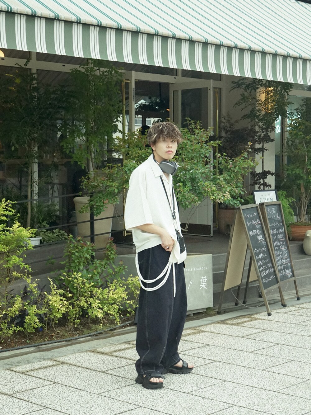 ホワイト系のシャツ/ブラウス、ブルー系のデニムパンツ、ブラック系のショルダーバッグを着用したメンズの夏コーディネートの3枚目の写真