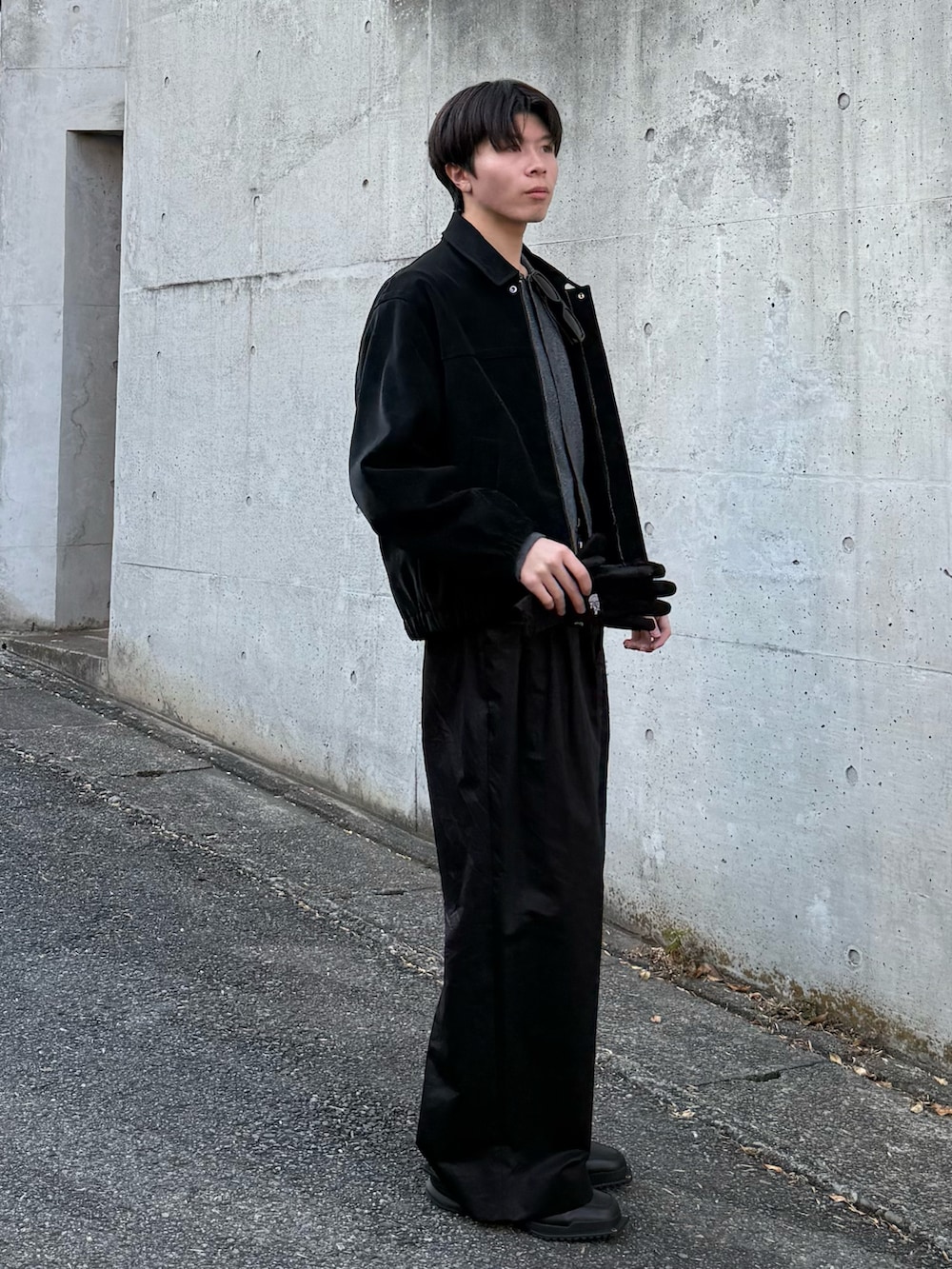ブラック系のブルゾン、グレー系のシャツ/ブラウス、ブラック系のその他パンツを着用したメンズの冬コーディネートの3枚目の写真