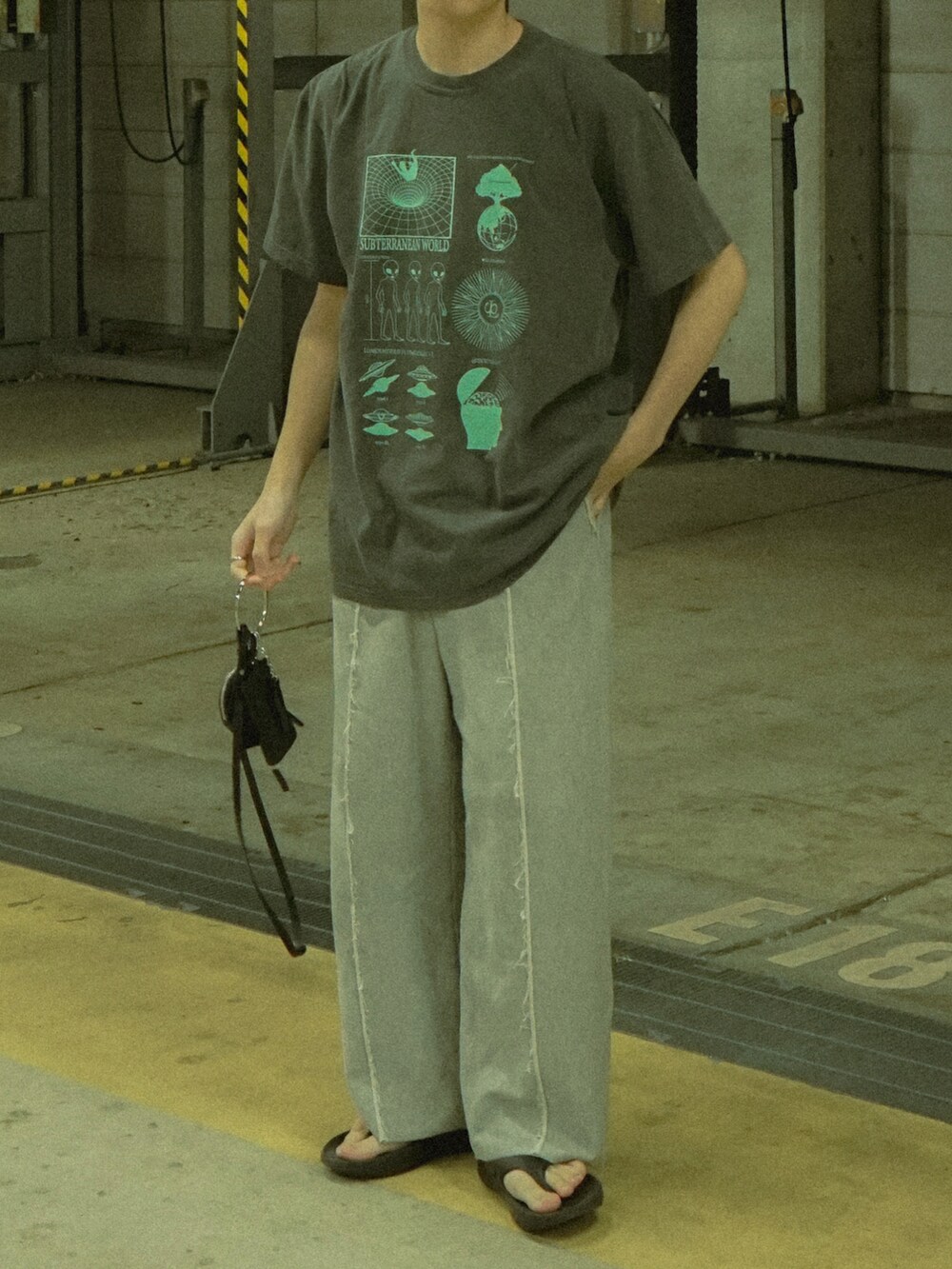 グレー系のTシャツ/カットソー、グレー系のスウェットパンツ、ブラック系のショルダーバッグを着用したメンズの春コーディネートの5枚目の写真
