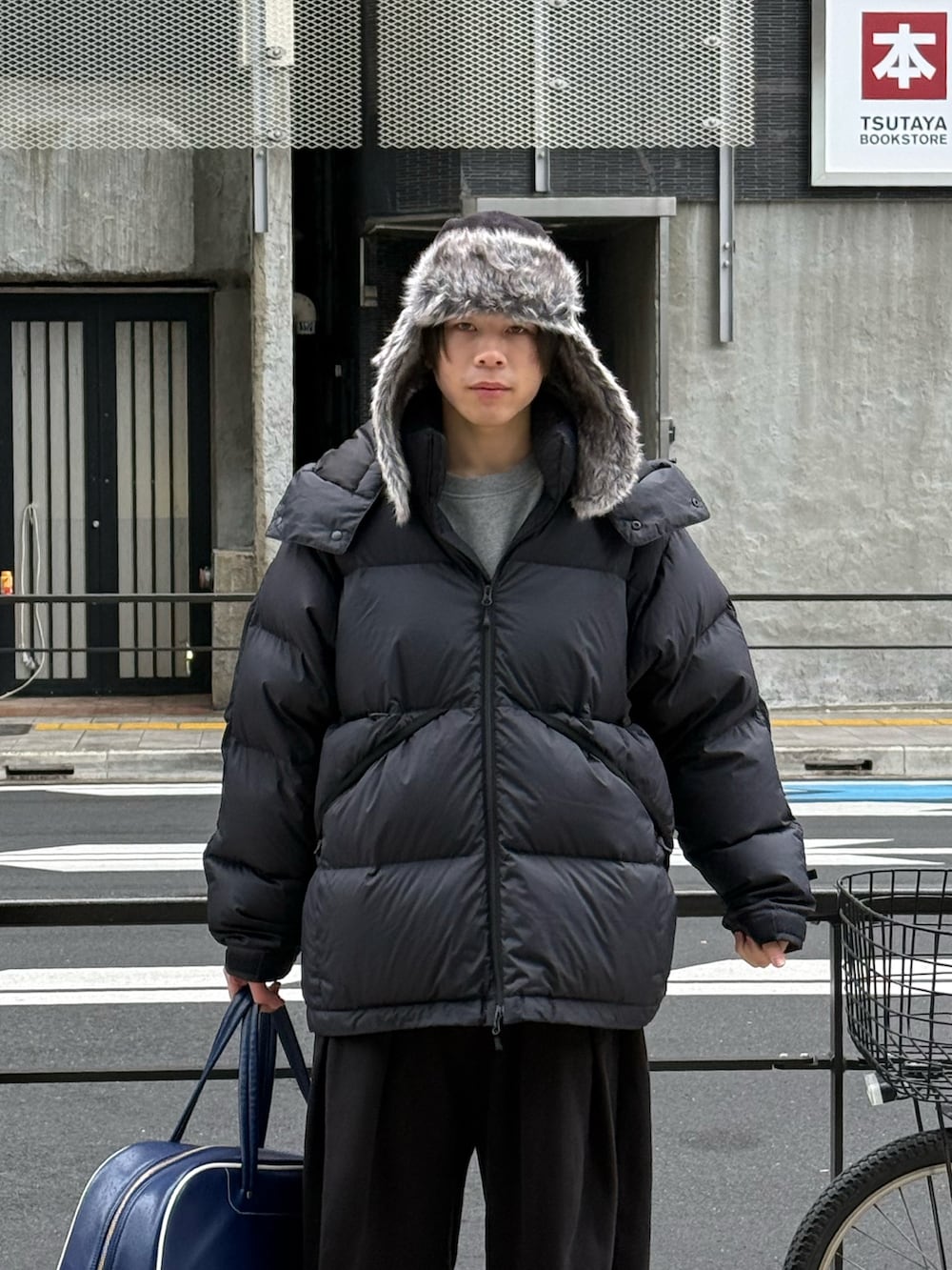 ブラック系のダウンジャケット/コート、グレー系のスウェット、ブラック系のスウェットパンツを着用したメンズの冬コーディネートの4枚目の写真