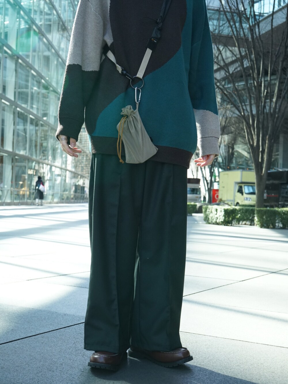 グリーン系のニット/セーター、グリーン系のその他パンツ、ブラウン系のモカシン/デッキシューズを着用したメンズの冬コーディネートの2枚目の写真