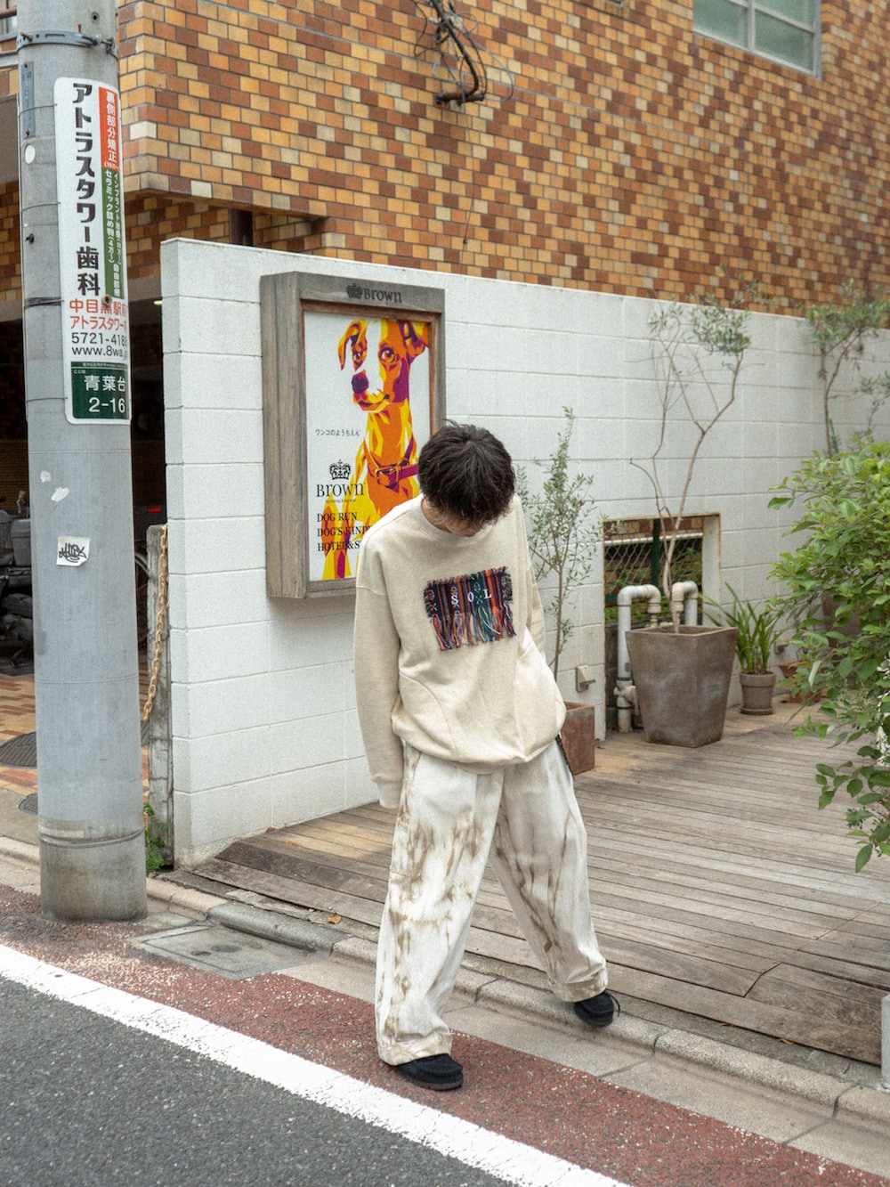 ホワイト系のスウェット、ベージュ系のその他パンツ、ブラック系のその他シューズを着用したメンズの秋コーディネートの3枚目の写真