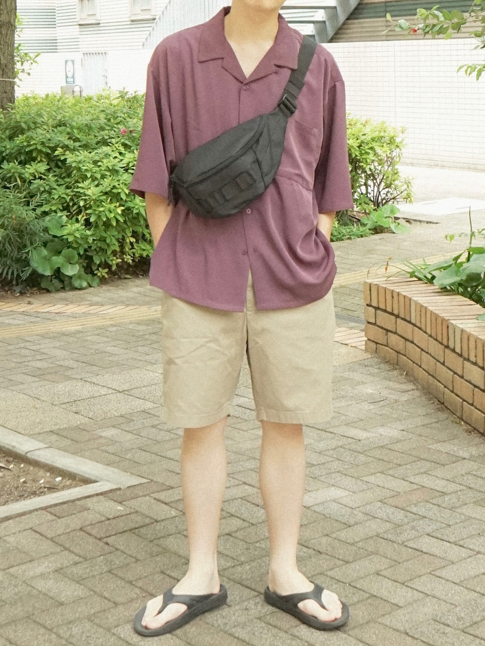 レッド系のシャツ/ブラウス、ブラック系のボディバッグ/ウエストポーチ、ブラック系のサンダルを着用したメンズの夏コーディネートの5枚目の写真