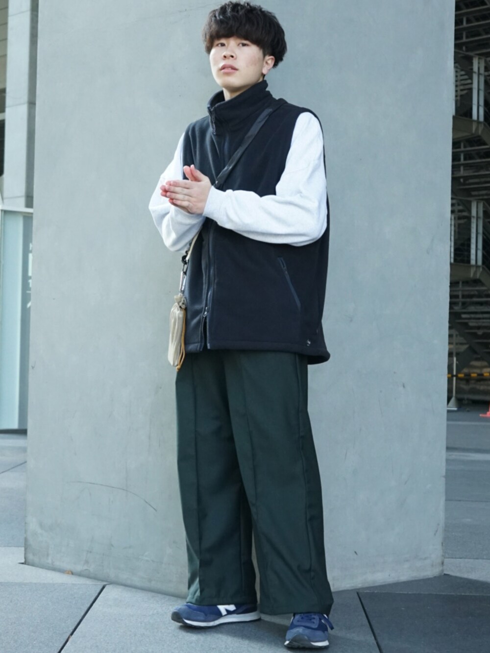 ブルー系のその他アウター、ベージュ系のショルダーバッグ、グリーン系のその他パンツを着用したメンズの冬コーディネートの3枚目の写真