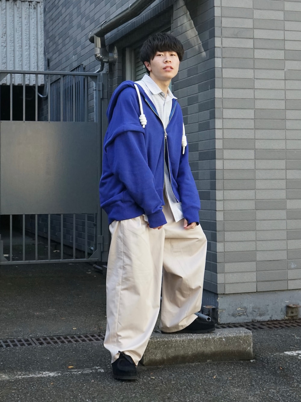 ブルー系のパーカー、ホワイト系のシャツ/ブラウス、ベージュ系のその他パンツを着用したメンズの秋コーディネートの2枚目の写真