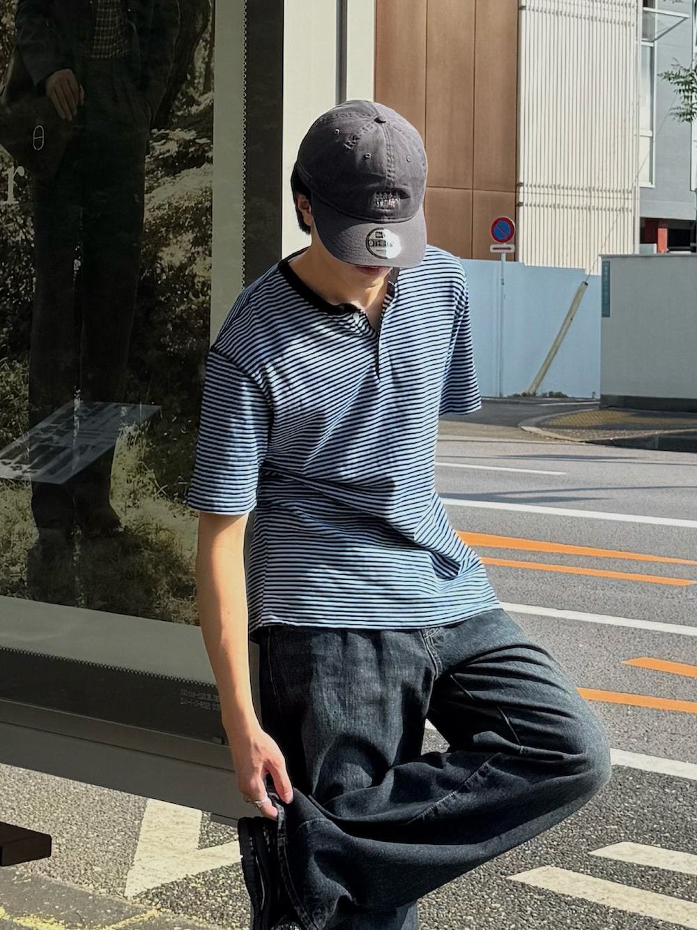 その他のTシャツ/カットソー、ブルー系のデニムパンツ、ブラック系のスニーカーを着用したメンズの夏コーディネートの3枚目の写真